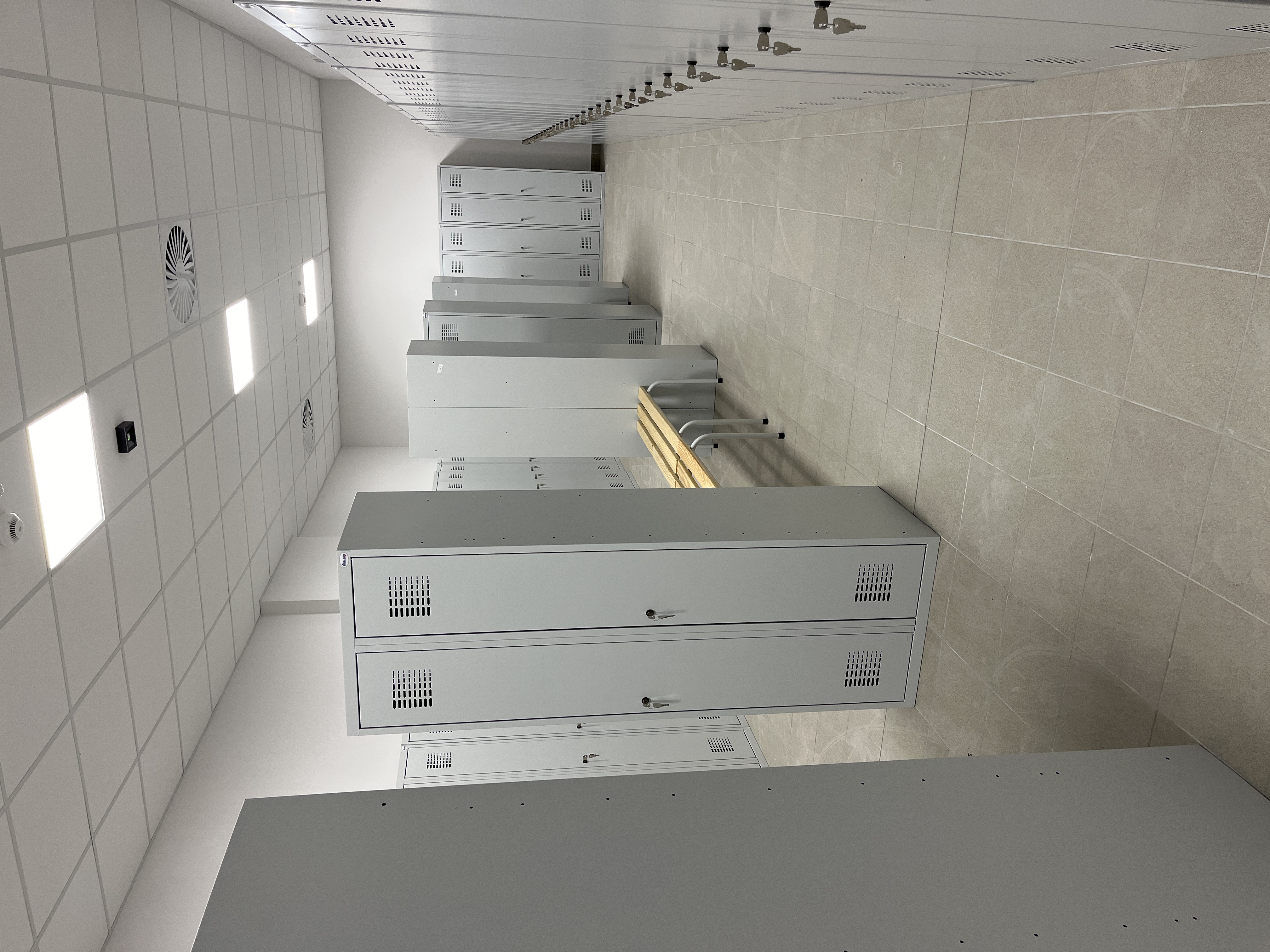 Metalowe szafy ubraniowe SUM 320 W ST 60 cm dwudrzwiowe oraz ławki ŁO 12, RAL 7035 – szybka realizacja Pozmebel Szczyrk